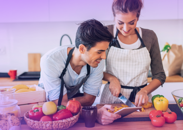 Casal cozinhando juntos com luz natural